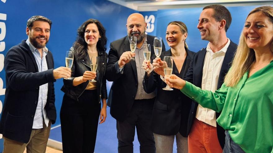 Marga Prohens rodeada de sus principales dirigentes brindando por la Navidad.