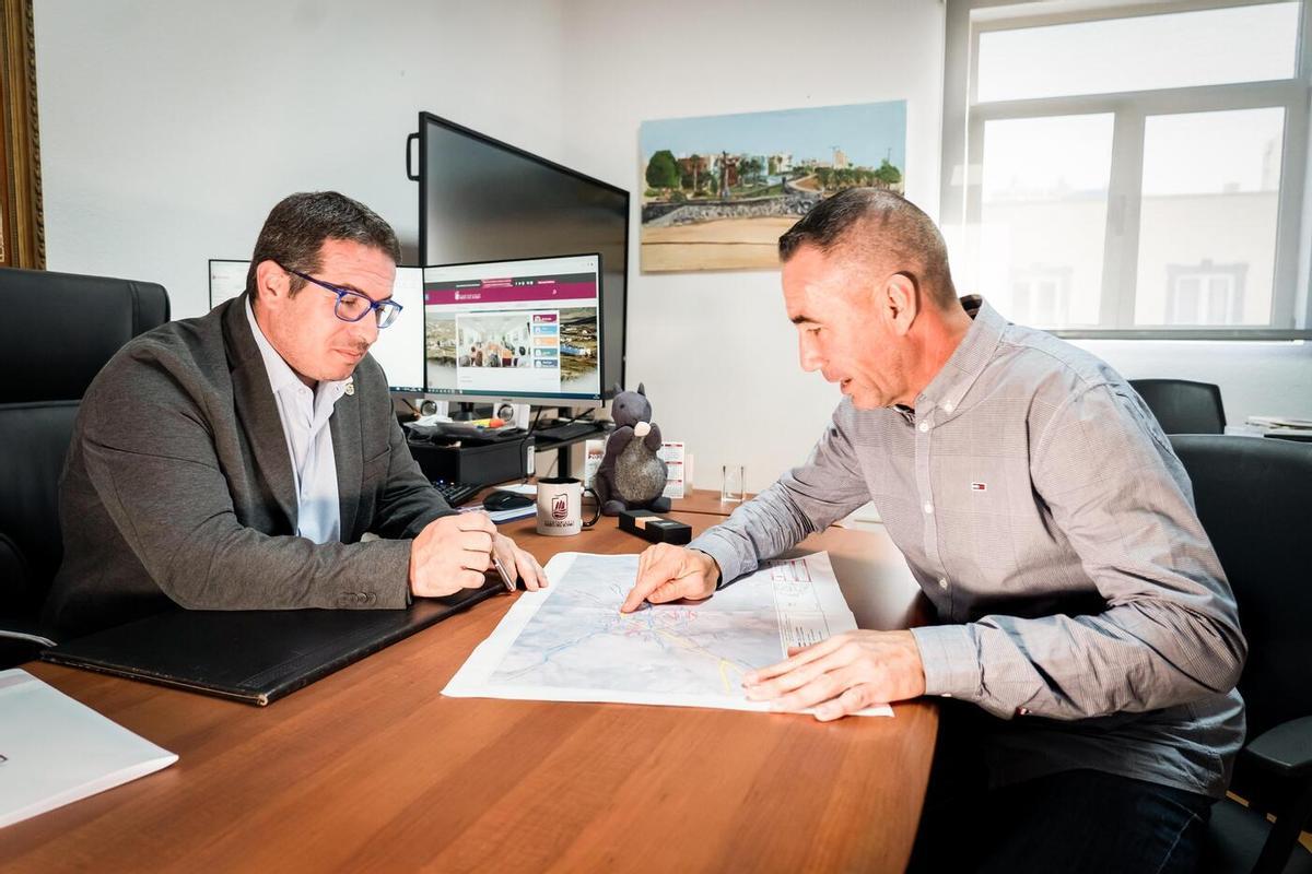 El alcalde, David de Vera, con el edil David de León.