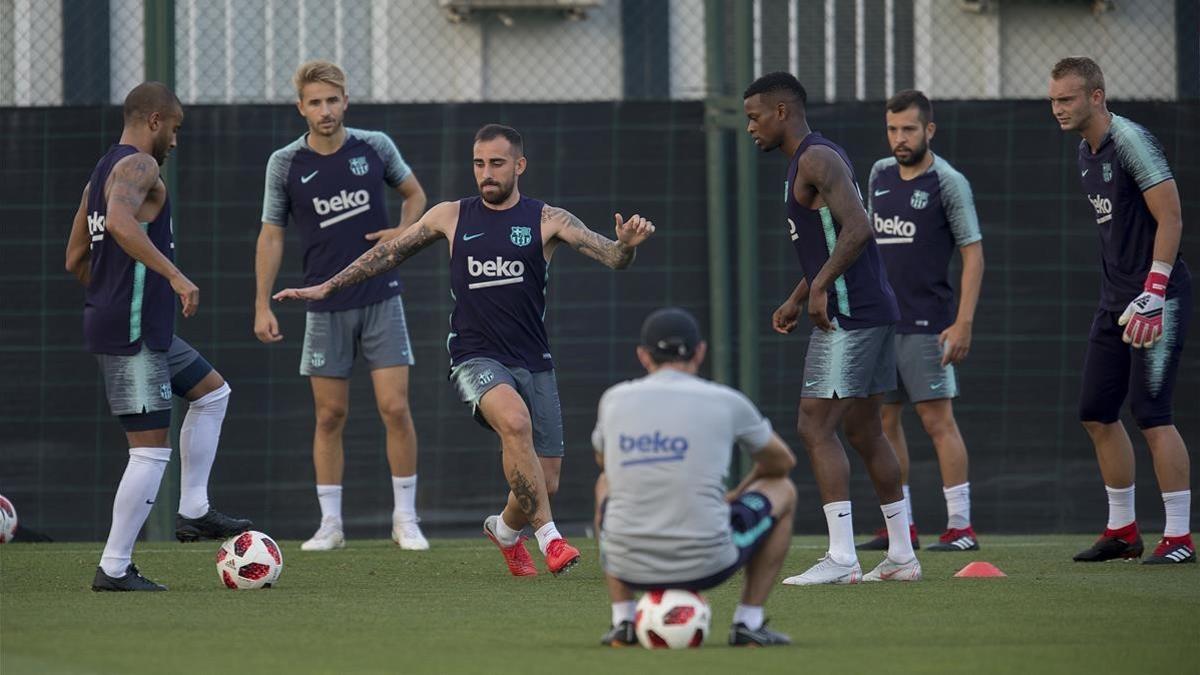 Alcácer, en un entrenamiento del Barça ante la mirada de Valverde.