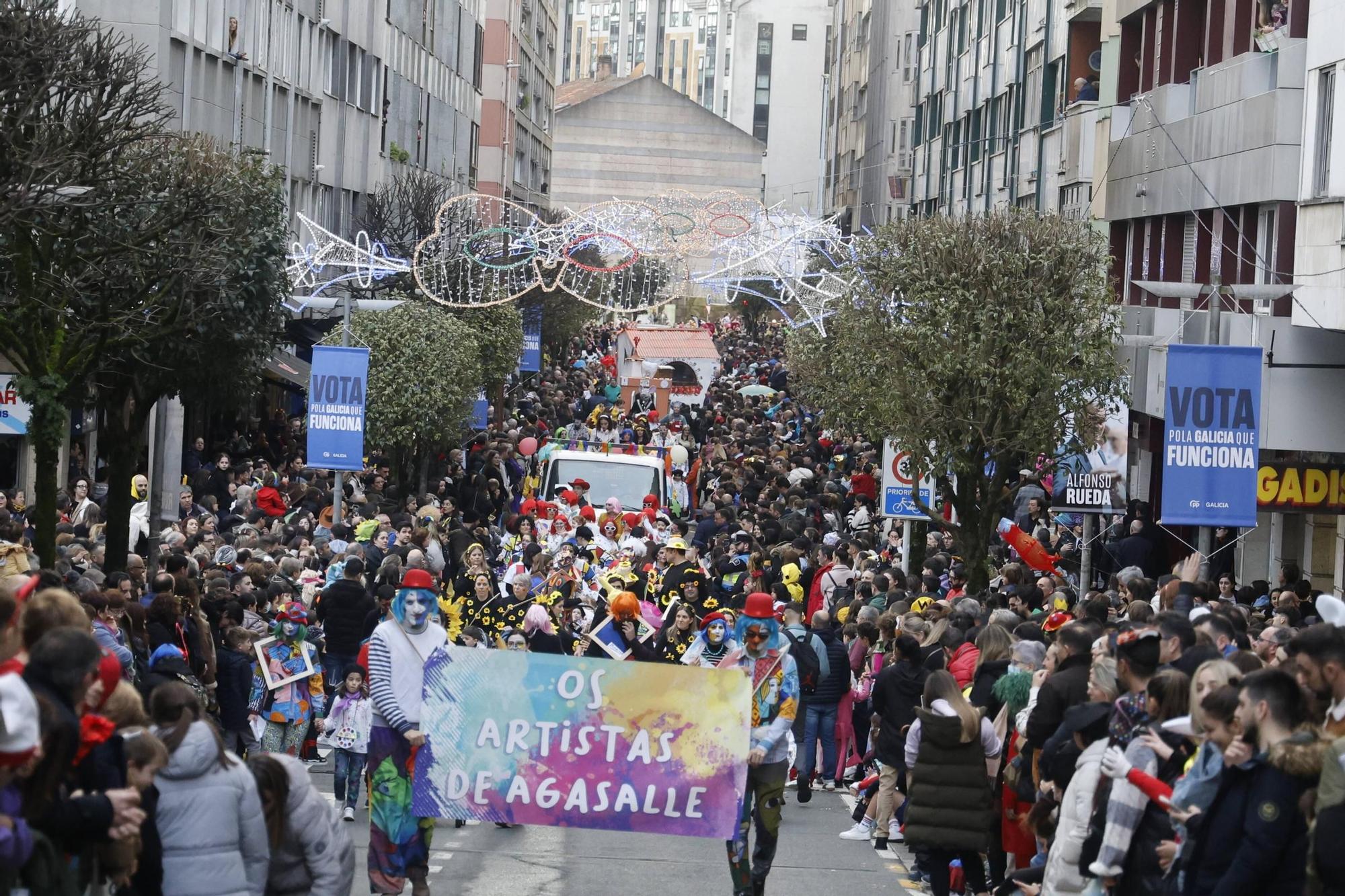 Santiago disfruta del tradicional desfile de Martes de Entroido