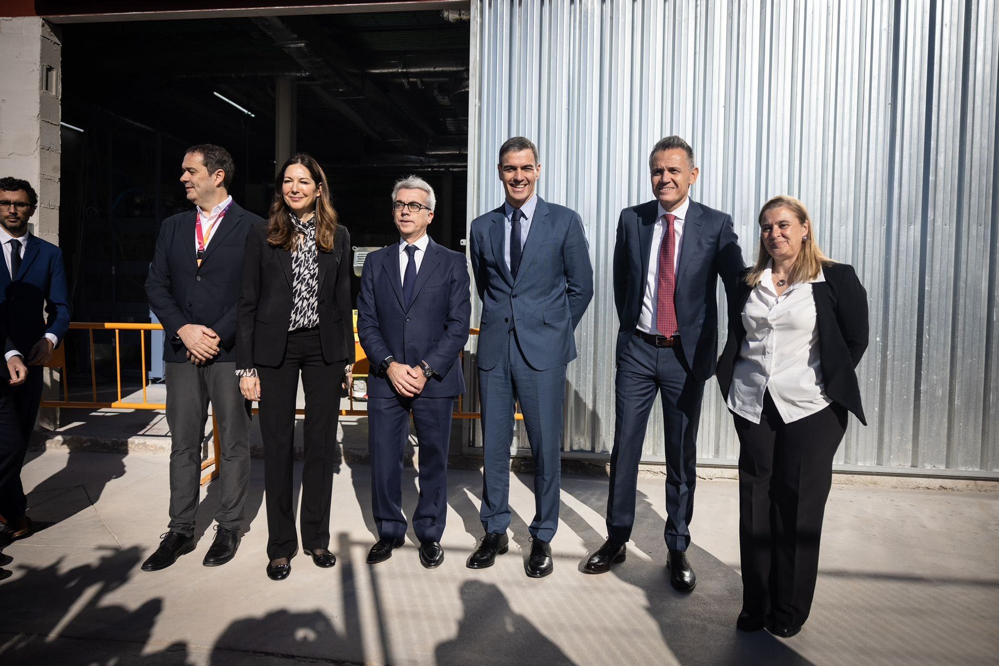 En imágenes | Pedro Sánchez visita las instalaciones de Novartis en La Almunia de Doña Godina