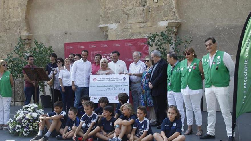 La AECC recibe 20.000 euros de un torneo solidario