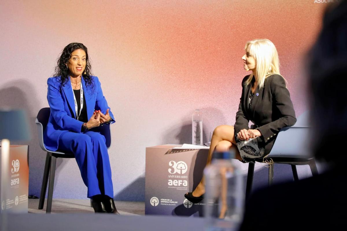 Sonia Díaz y Maite Antón, durante el diálogo sobre fiscalidad en la empresa familiar.