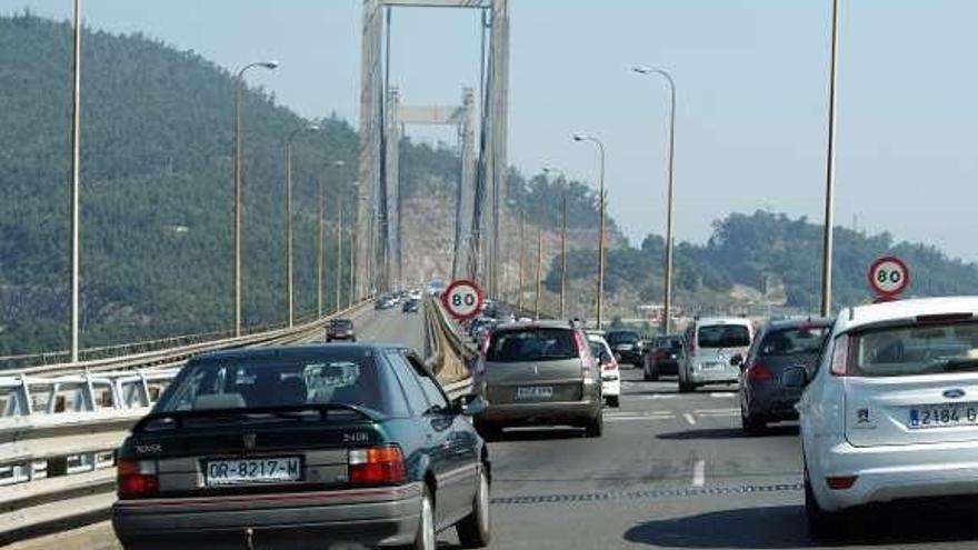 Tráfico por el puente de Rande.