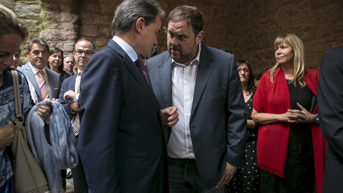 Artur Mas y Oriol Junqueras hablan durante un acto del Tricentenario, el domingo en Cardona.