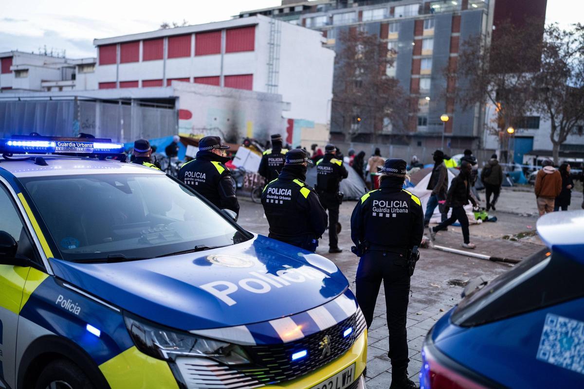 Operativo policial para desmontar la acampada de los desalojados del B9