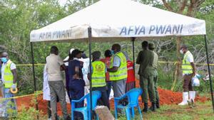 Forenses y detectives de homicidios, en la zona donde la semana pasada se exhumaron cuerpos, en el bosque de Shakahola, en Kenia.