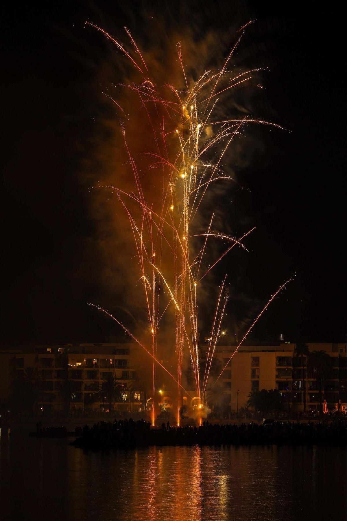 Mira aquí todas las fotos de los fuegos artificiales en ses Figueretes Mira aquí todas las fotos de los fuegos artificiales en ses Figueretes