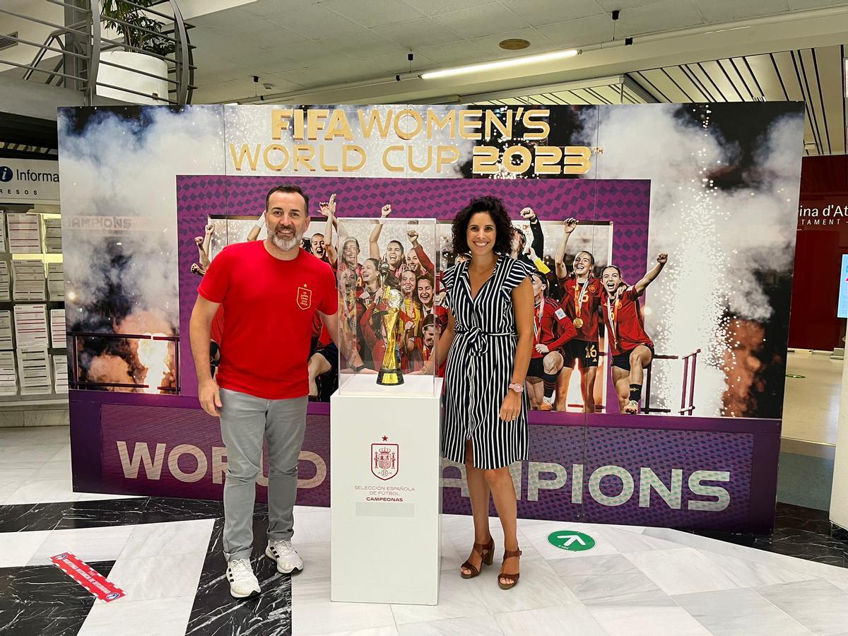 La alcaldesa de Quart de Poblet, Cristina Mora Luján, y el concejal de deportes, Juan José Susin Luque, con la Copa del Mundo Femenina 2023.