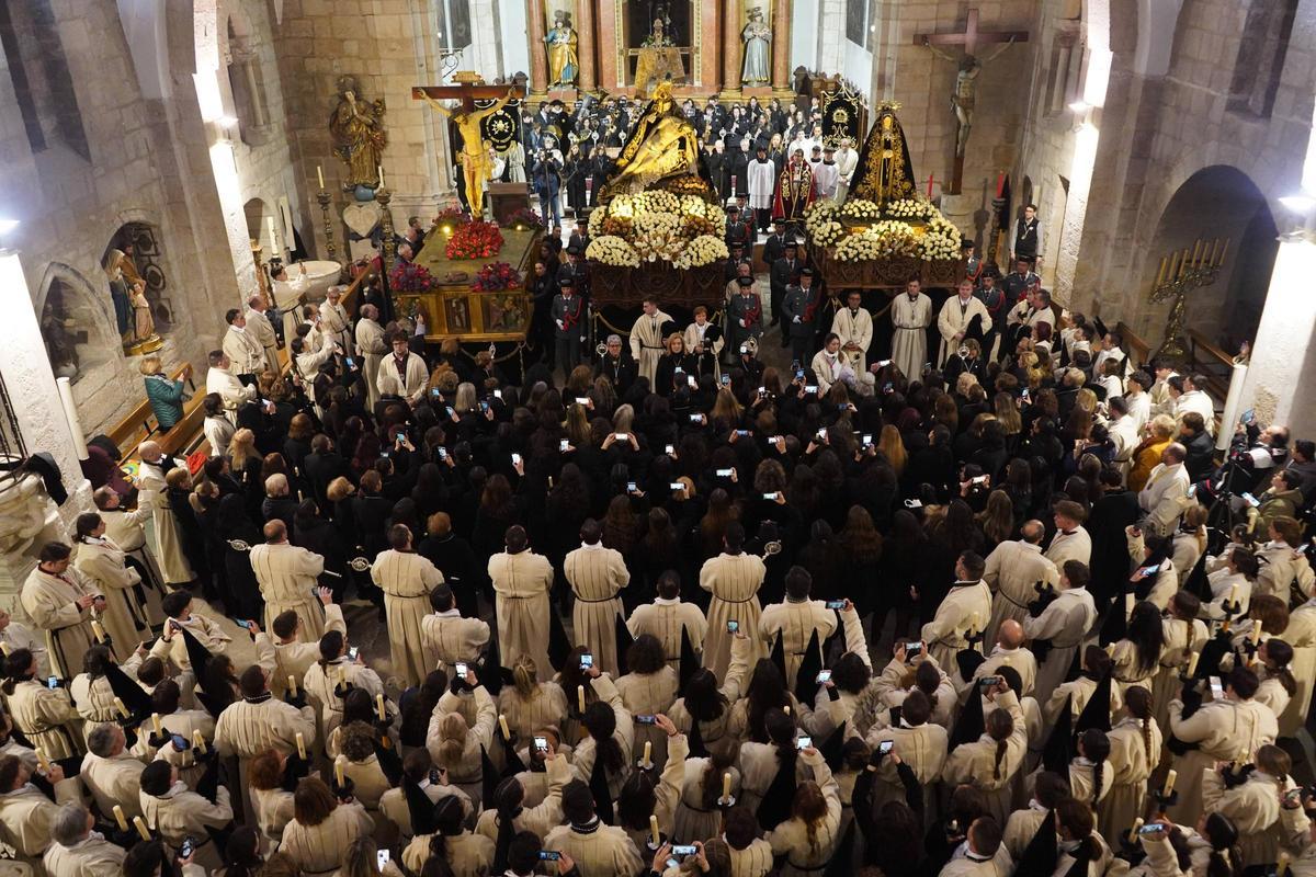 GALERÍA | Las mejores imágenes de Nuestra Madre de las Angustias tras suspender la procesión