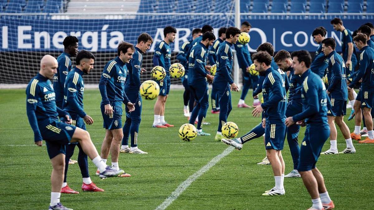 Los jugadores zaragocistas, durante el entrenamiento de este sábado en el Ibercaja Estadio.