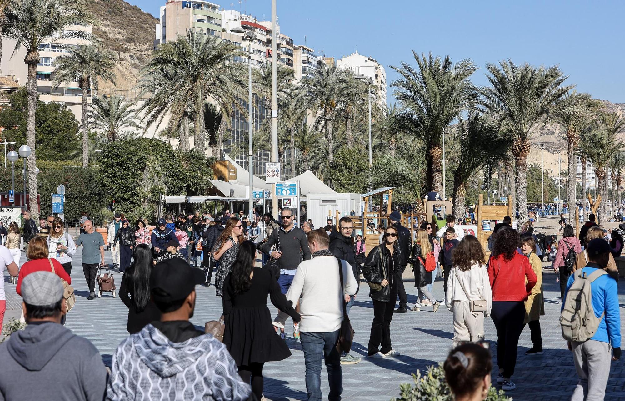 Ambiente en la playa del postiguet el día de Navidad