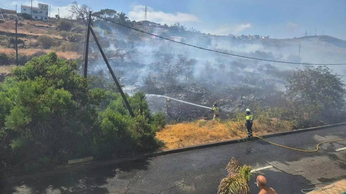 Nuevo incendio en El Sobradillo: el fuego se localiza cerca de viviendas, pero no corren riesgo