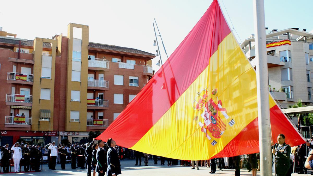 Un momento del izado de la bandera en la Plaza Adolfo Suárez.