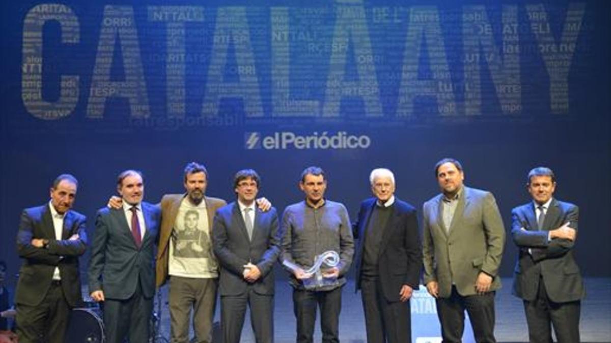De izquierda a derecha, Enric Hernàndez, director de EL PERIÓDICO; Conrado Carnal, director general del Grupo Zeta; el cantante Pau Donés, finalista del Català de l'Any 2015; el 'president' Carles Puigdemont; Òscar Camps, ganador del Català de l'Any;