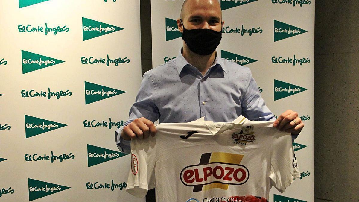 Taynan posa en su presentación con la camiseta de ElPozo Murcia. | PRENSA ELPOZO MURCIA FS