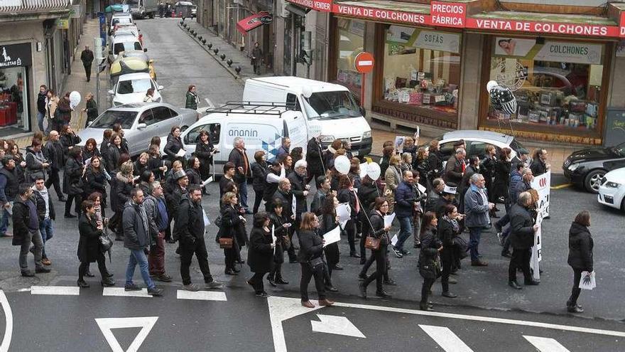 Los funcionarios de justicia, de luto ayer para protestar por sus condiciones. // Iñaki Osorio