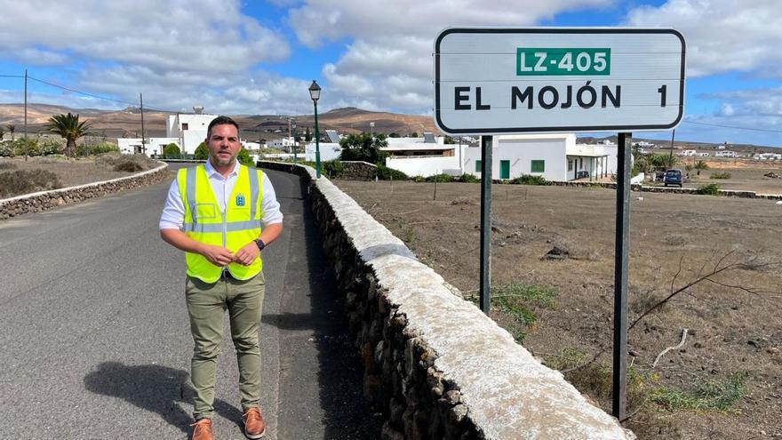 Jacobo Medina, vicepresidente y consejero insular de Obras Públicas, junto a la señal del pueblo de El Mojón.