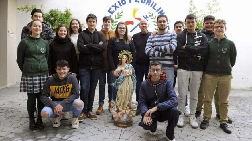 Los alumnos y el profesor Francisco Novo, junto a la imagen que da nombre al centro. // Bernabé/Javier Lalín