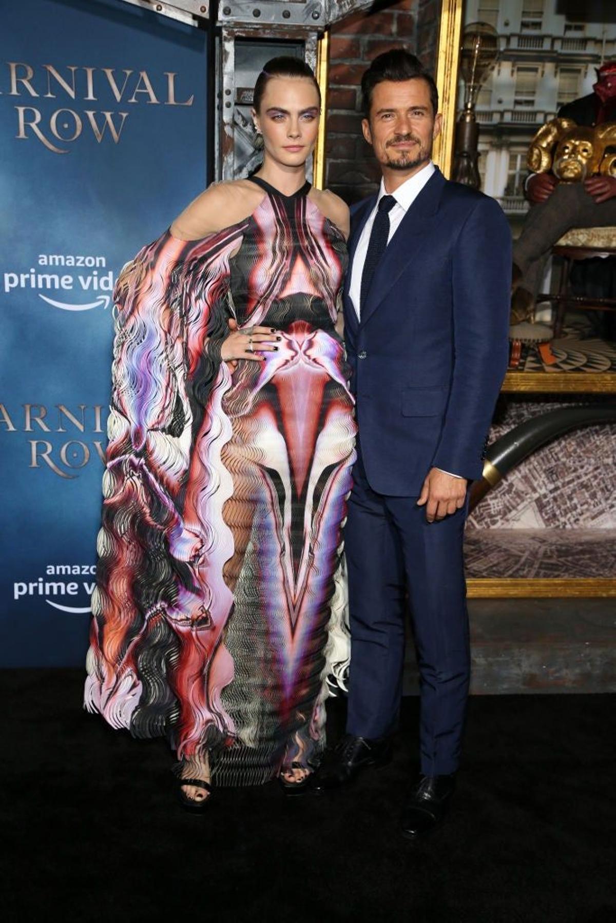 Cara Delevingne y Orlando Bloom en el estreno de 'Carnival Row' de Amazon