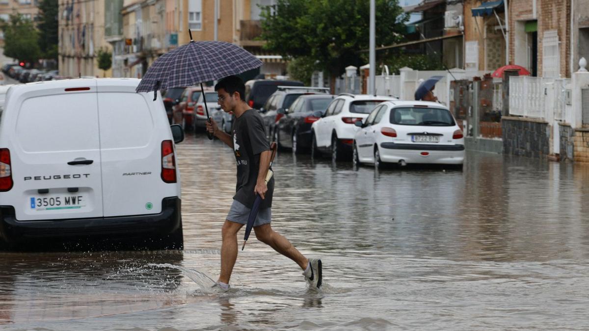 Un hombre protegiéndose de la lluvia.