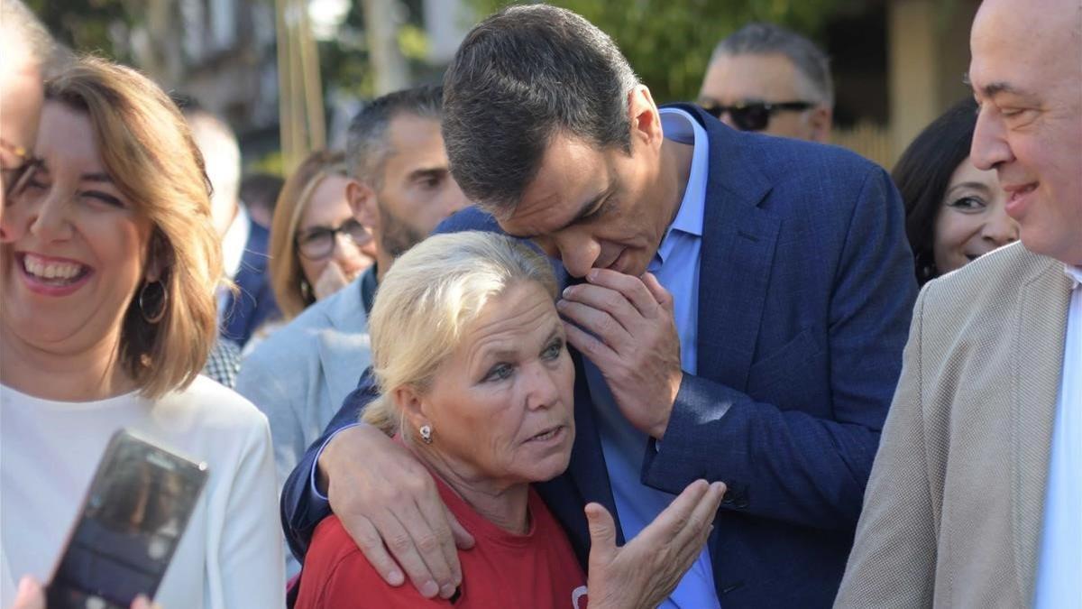 Pedro Sánchez y Susana Díaz, en el paseo que han dado esta mañana en Córdoba.