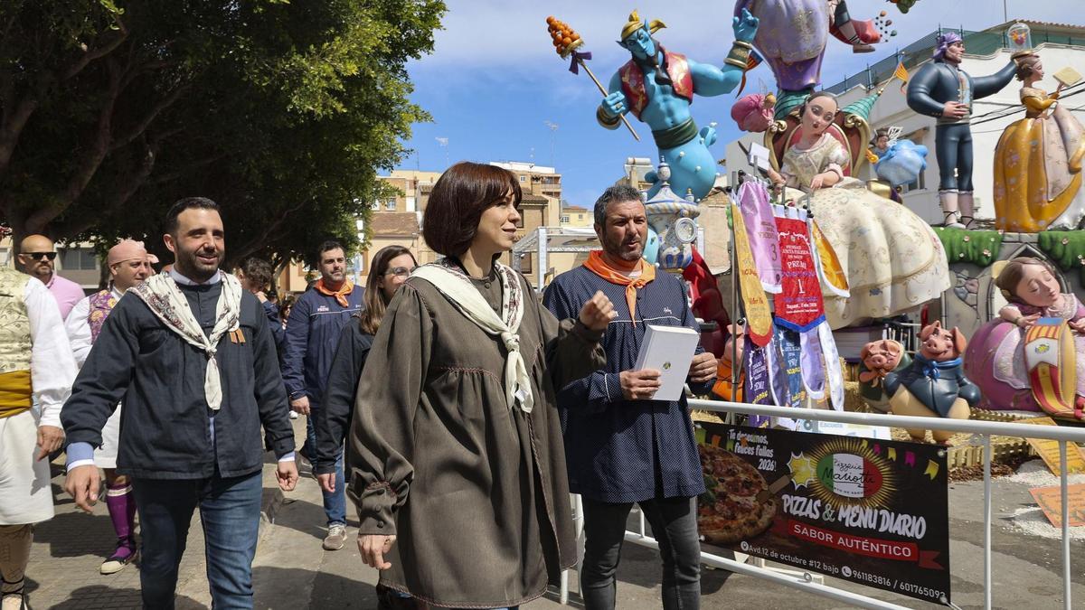 La ministra Diana Morant visita las fallas de Sagunt
