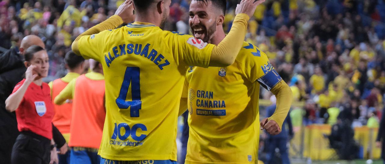 Álex Suárez y Kirian celebran el primer gol.