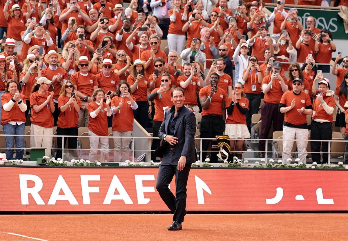 Rafel Nadal sonríe a su entrada a la Philippe Chatrier para su homenaje