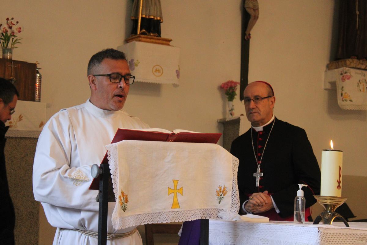 GALERÍA | El obispo visita Villanueva de la Sierra y As Hedradas