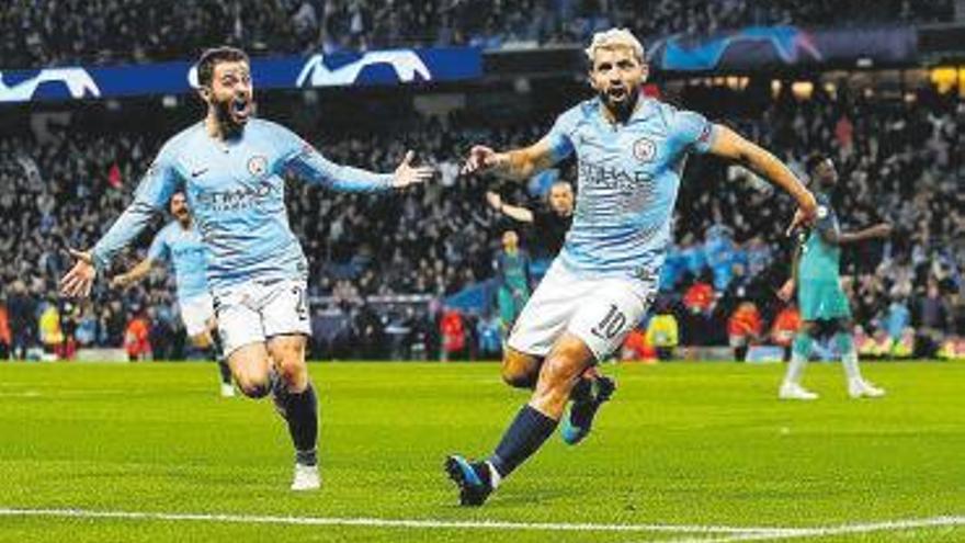 Bernardo Silva y Agüero celebran un gol.