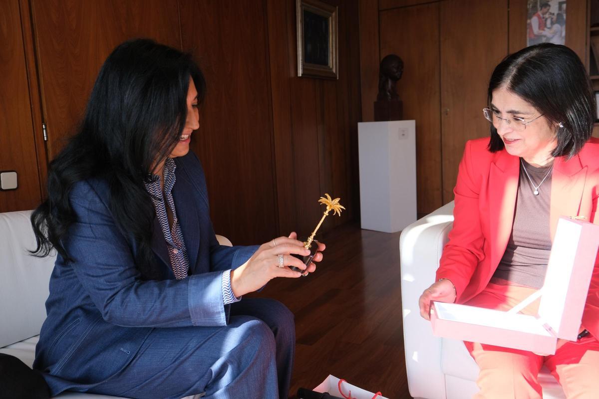 La alcaldesa, Carolina Darias, hace entrega a la embajadora de Turquía en España, Nüket Küçükel Ezberci, del detalle institucional de la ciudad