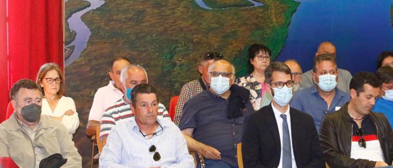 Representantes del sector mar-industria, en el pleno de Cambados del pasado martes. | // IÑAKI ABELLA