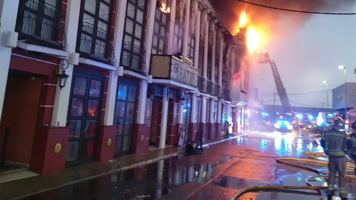 Los servicios de extinción apagando el fuego en la discoteca Teatre en el momento del incendio.