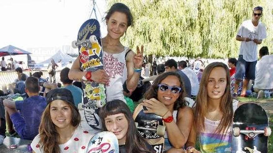 Chicas riders de asiplanchaba.com, ayer en Vigo.  // Marta G. Brea