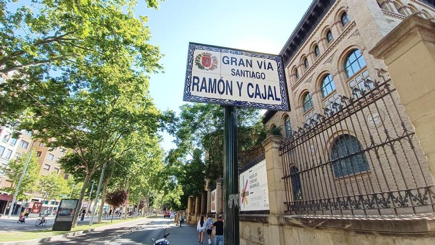 Cambio de los carteles: la Gran Vía de Zaragoza ya se llama de Don Santiago Ramón y Cajal