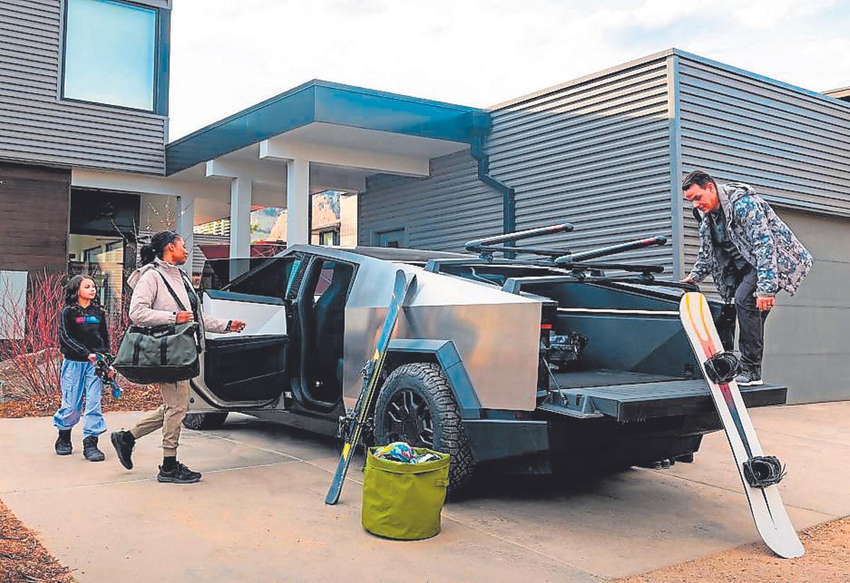 La cabina de la Cybertruck sigue la filosofía minimalista de Tesla.