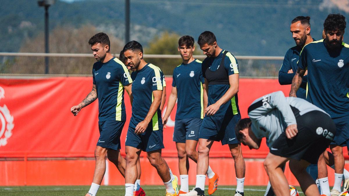 Los jugadores del Mallorca, antes del entrenamiento de este martes en Son Bibiloni.