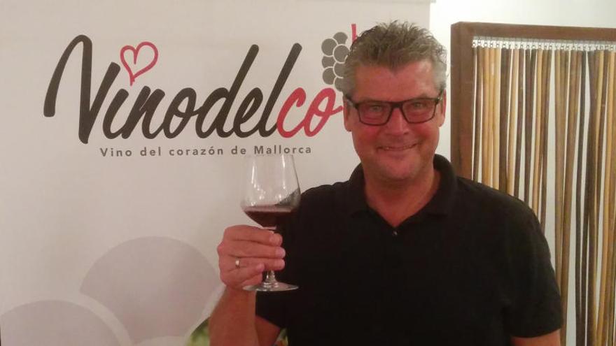 In vino veritas: Norbert Dickel bei der Weinprobe auf Mallorca.