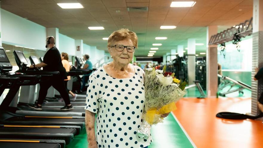 Isabel, la socia centenaria que desafía al tiempo desde un gimnasio de Vigo