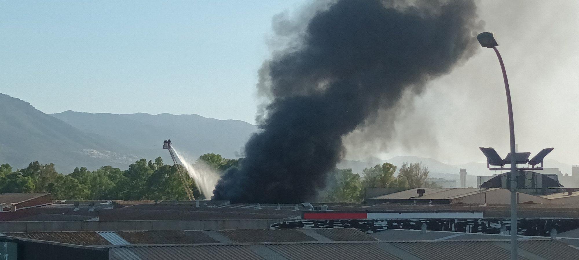 Declarado un incendio en una nave de patinetes en el polígono de La Azucarera