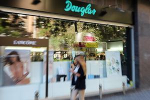 Escaparate de la tienda Douglas situada en el Paseo de las Acacias, 23 de Madrid