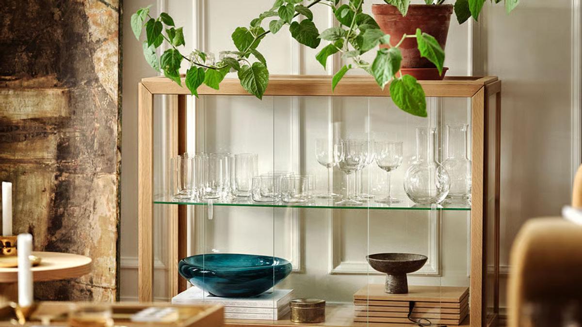 Aterriza en Ikea el armario de cristal que engalana tu salón y no tiene que envidiar a Zara Home