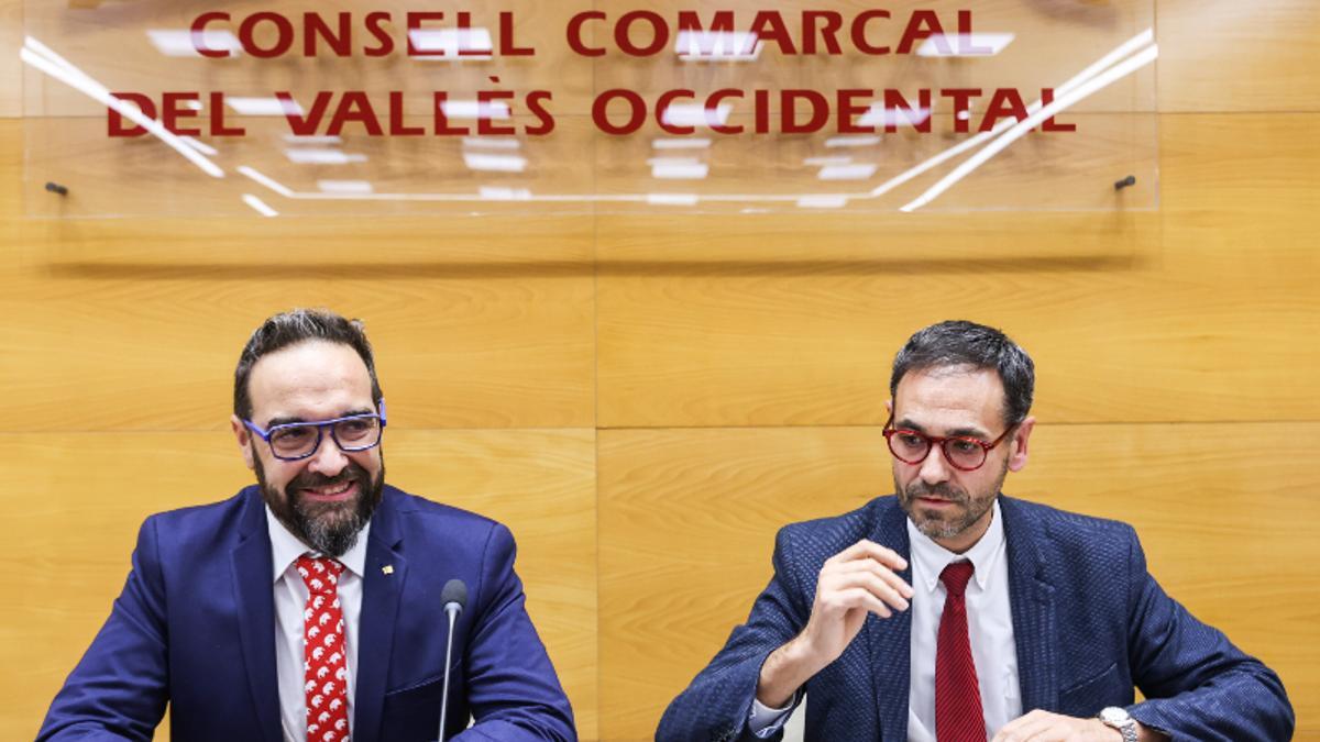 El 'conseller' de Territori, Juli Fernàndez, junto al presidente del Consell Comarcal del Vallès Occidental y alcalde de Castellar del Vallès, Ignasi Gimènez.