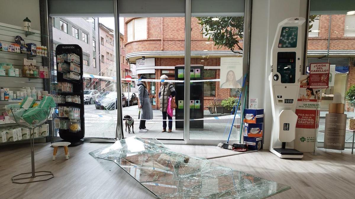 El estado en el que quedó la farmacia tras el asalto. | D. O.