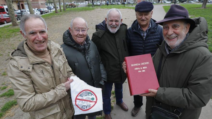 Por la izquierda, Juan Manuel Moreno Cubino, Manuel Arias, Armando Nosti, Juan Ramón Rubianes y Paulino Tuñón, sujetando la «biblia» que repasa las movilizaciones que abanderaron en los años 90 contra un vial de Jove en superficie y una camiseta de la época, en el parque Lázaro Cárdenas.