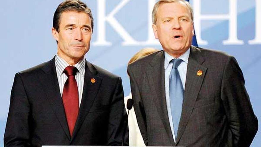 El jefe de la OTAN, Hoop Scheffer (d.), y Rasmussen, su sustituto.
