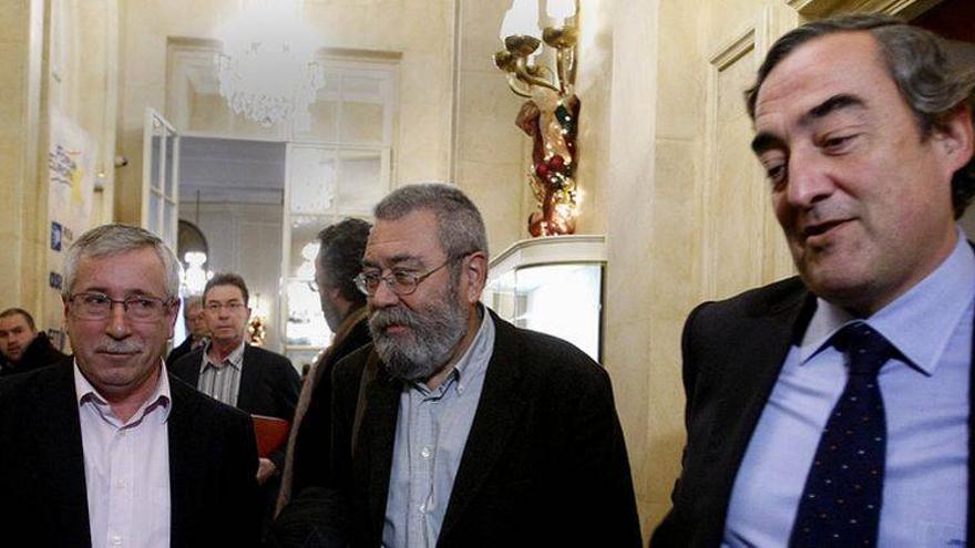 Rajoy insta a sindicatos y patronal a presentar un acuerdo sobre medidas laborales para Reyes