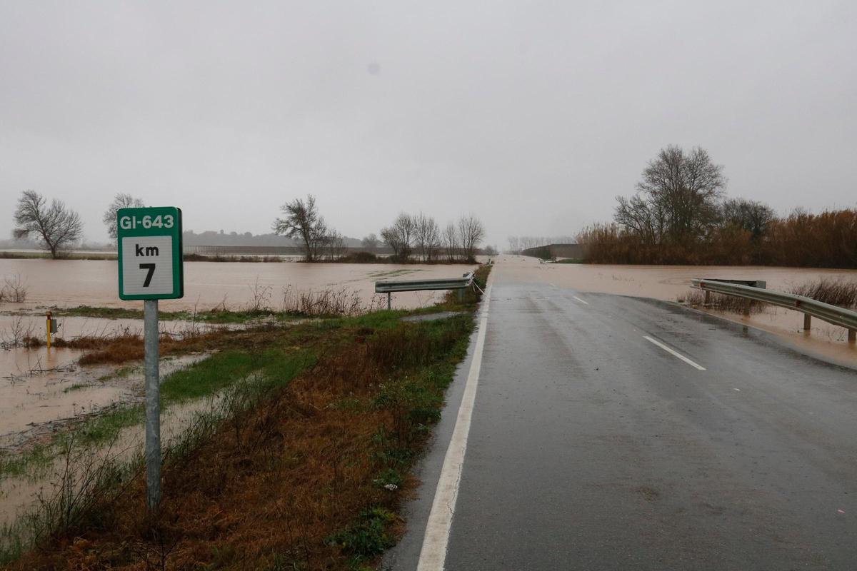 La carrretera Gi-643 tallada a l'altura de Parlavà