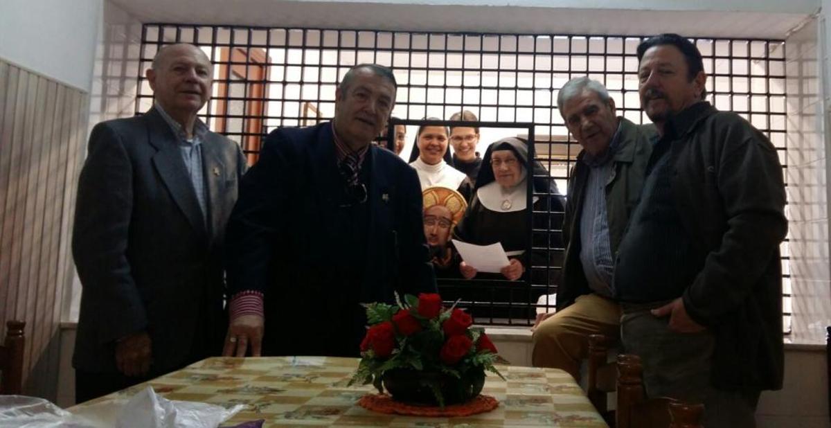 El Fórum Alicante entrega a las hermanas los 4.200 euros recaudados en la gala benéfica del 24 de marzo